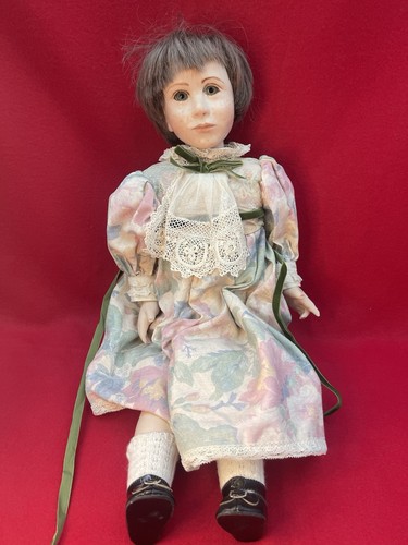 Poupée porcelaine signée - en,
