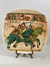  GRANDE ASSIETTE  DECORATIVE  EN GRES, 28,5 cm,t apisserie de Bayeux,  chevaux