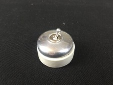 1 petit interrupteur ancien