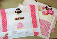 Torchon de cuisine en tissu à motif "gâteaux" brodé au point de croix macarons