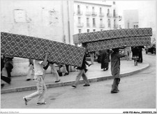 AHWP10-0713 - MAROC - TANGER - grand socco - transport de banquettes de salon