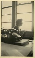 PHOTO ANCIENNE - VINTAGE SNAPSHOT - FEMME SECRÉTAIRE BUREAU TÉLÉPHONE FENÊTRE