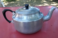 Bouilloire ancienne en aluminium avec bec pour la vapeur