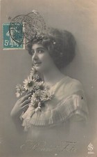 CP PORTRAIT FEMME ELEGANTE AVEC MARGUERITES