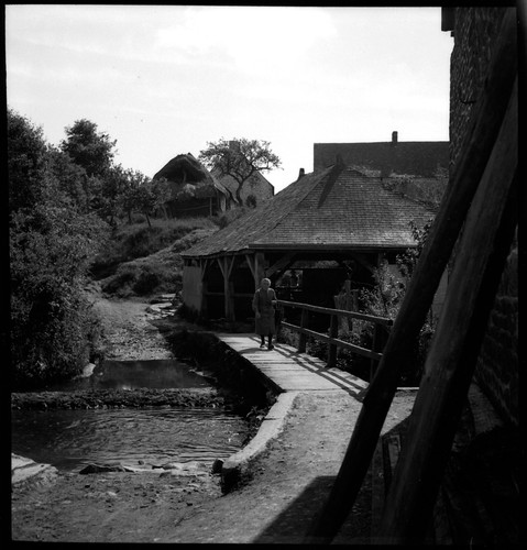 Femme âgée lavoir paysage - ,