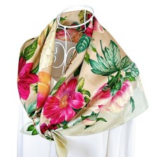 Foulard vintage GUCCI en soie imprimé floral et fruits carré 34" beige...
