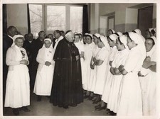 ANCIENNE PHOTOGRPAHIE DE PRESSE AUJOURD'HUI CARDINAL VISITE HOPITAL INFIRMIERES