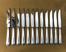 12 grands couteaux de table en métal argenté Modèle COQUILLE ACANTHE 25,5 cm
