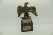 Les étains du prince L'aigle impériale sur socle en marbre