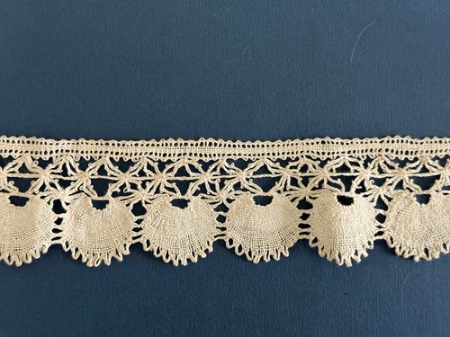 Dentelle ancienne aux - , fuseaux