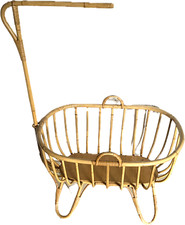 berceau à bascule en osier bambou comportant  la flèche . XX siècle .