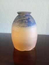 JOLIE TULIPE VERRE jaune moucheté et bleu marbré - base ondulée - non signé