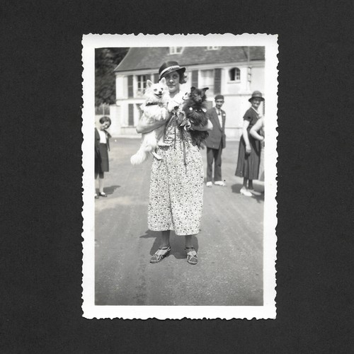 Femme porte deux chiens