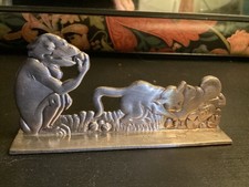 1 porte-couteaux métal argenté signés Benjamin Rabier . Fables de la Fontaine.