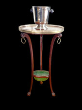 GUÉRIDON TRIPODE  EN ACAJOU DU XIXe PORTANT UNE ESTAMPILLE ET UN NUMÉRO