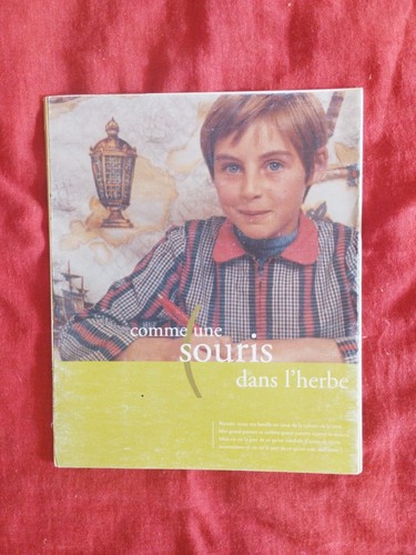 Comme une souris dans herbe - une,