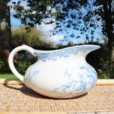 Ancien broc de toilette bleu en faïence de Gien modèle Eglantine