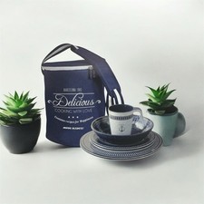 Bottes Et Vaisselle De Camping