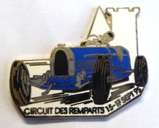 Pin's automobile ancienne 