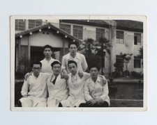 Groupe jeunes hommes blouse blanche scientifiques?  - Photo vintage Japon