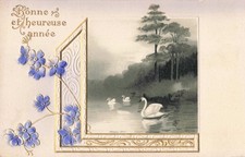 CPA FANTAISIE GAUFRÉE BONNE ET HEUREUSE ANNÉE CYGNES SUR UN LAC