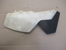 Cache latéral droit pour