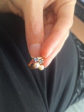 bague or jaune 18 carats. 2 perles de culture et 2 saphirs