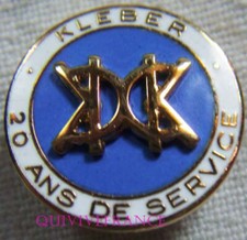BG13899 - INSIGNE BADGE PNEUS KLEBER COLOMBES 20 ANS DE SERVICES