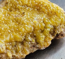 Pyromorphite Jaune sur quartz 56 grammes - Bréziès, Asprières, Aveyron, France