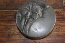 Boite ronde en étain décor