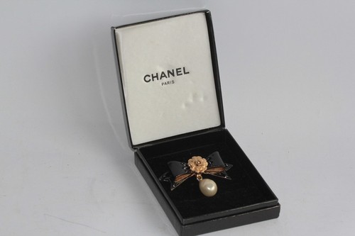 Chanel broche émaillée - chanel,