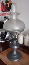 Belle lampe d'appoint de table en étain avec abat-jour en verre