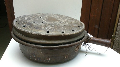 Ancienne bassinoire orientale