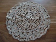 Linge ancien 1 Napperon rond  en dentelle écrue fleur en relief