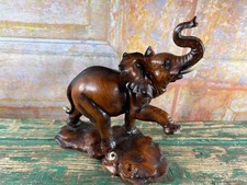 Éléphant vintage en résine imitation bois • Sculpture porte-bonheur trompe levée