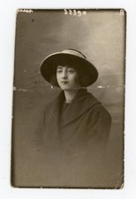 PHOTO d'identité, une jeune femme chapeautée chapeau manteau mode