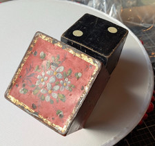 Magie prestidigitation. Boite dé baladeur tôle peinte+Coquille métal+dé bois