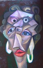 Une femme se regarde dans le