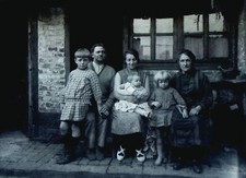 PLAQUE PHOTO VERRE 12 x 9 CM , NEGATIF , HOMME FEMMES ET ENFANTS SUR UN BANC