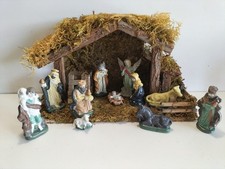 CRECHE DE NOEL / ETABLE BOIS / SUJETS SANTONS PORCELAINE