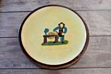 CERENNE VALLAURIS PLAT ROND DÉCOR PERSONNAGE, CÉRAMIQUE VERNISSÉE 31 cm, tarte