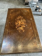 Ancienne table en bois avec détails
