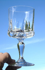 Verre à eau en cristal taillé. Bayel?  Haut. 15,3 cm - Diam buvant. 7,3 cm