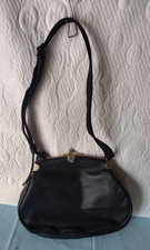 SAC A MAIN NOIR ANCIEN  VINTAGE EN CUIR  AVEC FERMOIR EN METAL
