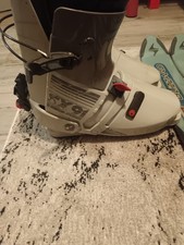 lot de trois paires de skis Salomon avec chaussures