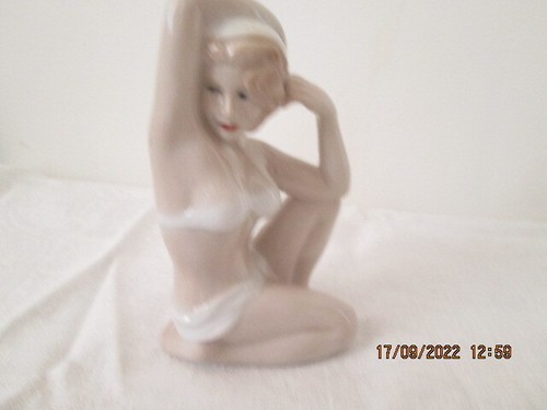 Demi figurine baigneuse - figurine, pin
