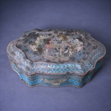 Ancienne boîte en tôle