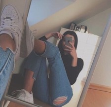 jeans troué bleu un peu usé