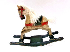 Petit cheval à bascule en