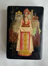 Ancienne boîte en laque conte